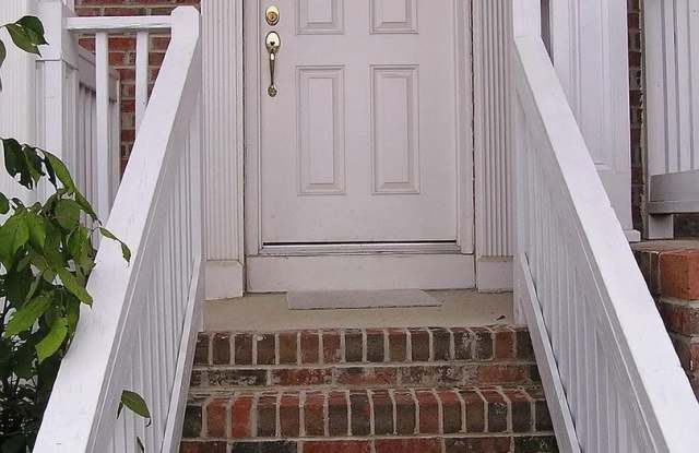 Room in 2 Bedroom Home at Windermere Dr Gallery 4