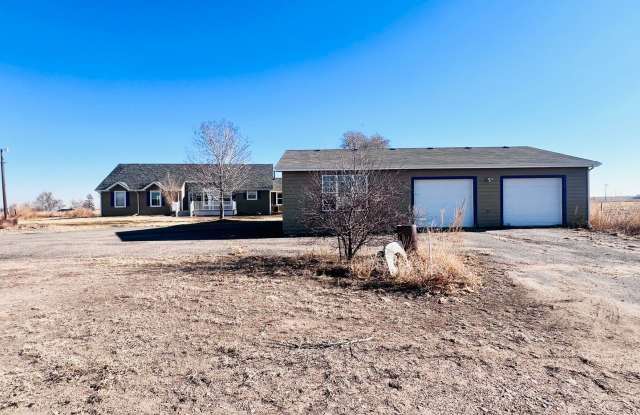 Country Living!!!  3bd 2.5ba Home, with Large Outbuilding Gallery 1