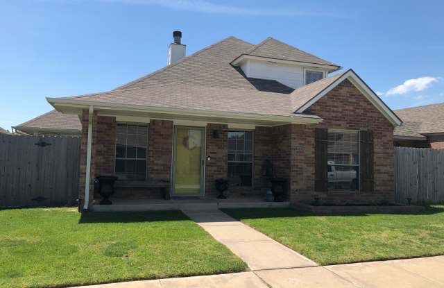 (4) Bed/(3) Bath in Moore with Storm Shelter! Avail NOW!! Gallery 1