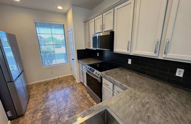 3bd/2ba 1374 sq ft in Chandler with POOL Gallery 4
