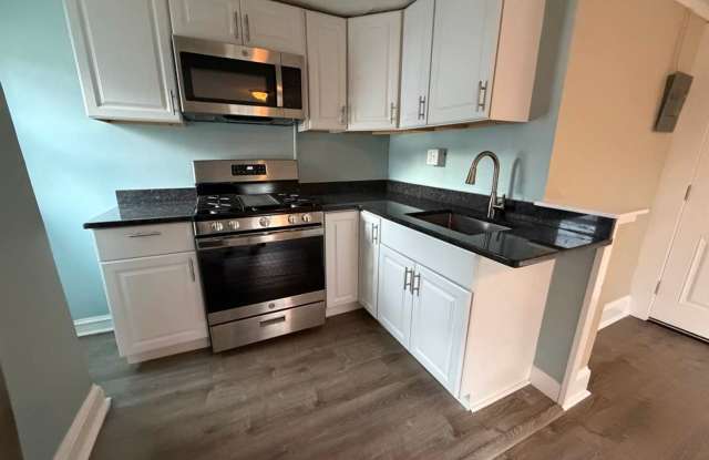 Gorgeous Studio, Second-floor! Apartment in quiet Pittsfield Street Gallery 1