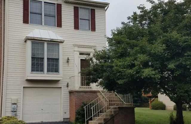 3 Bedroom 1 1/2 Bath Townhouse Gallery 1