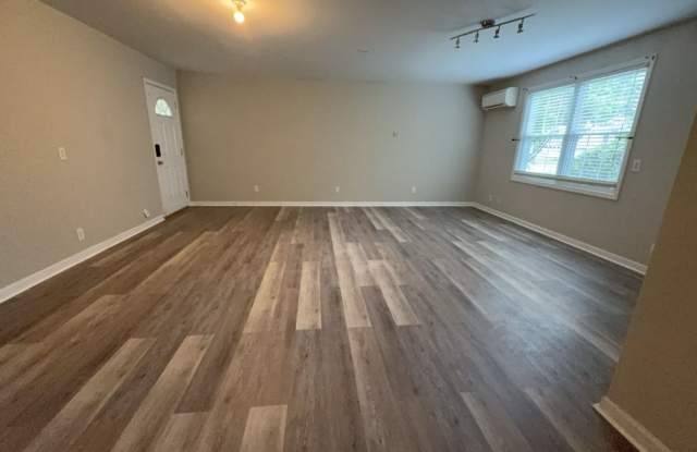 3 bedroom with fenced backyard Gallery 3