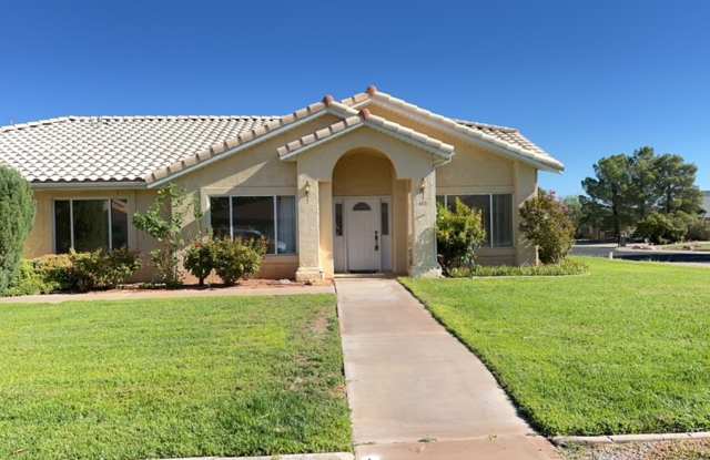 Charming Corner Lot Home in Bloomington Hills! - 445 East Vermillion Avenue, St. George, UT 84790