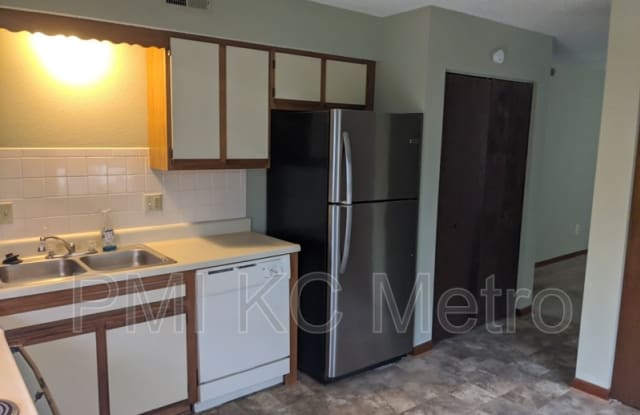 1012 NE Lindsay Ave - 1012 Northeast Lindsey, Lee's Summit, MO 64086
