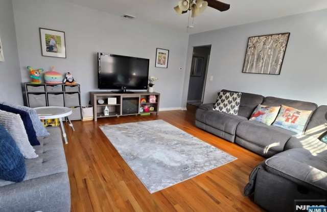 18 English Avenue 2 photos photos
