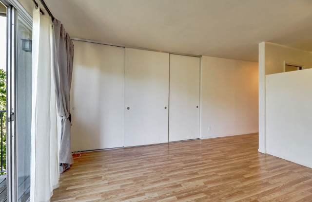 Cozy Top-Floor Studio in Adam's Point Gallery 3
