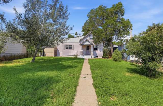Cute, 3 Bedroom Centrally Located Bungalow Gallery 1