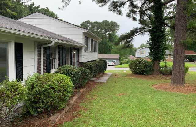 Tons of space and room to entertain!! photos photos