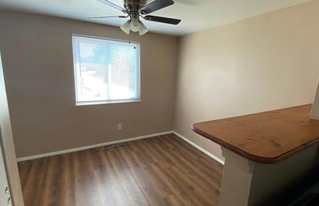Large 2 Bedroom Townhouse with Basement Gallery 4