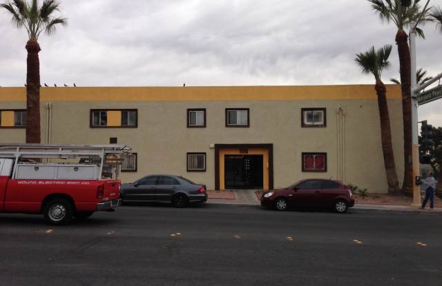 Unit 7 - 1116 East Ogden Ave Gallery 4