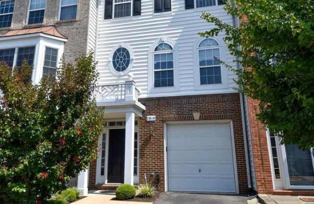 Welcome to this beautifully appointed Alexandria residence, where contemporary design and everyday comfort come together in one of Northern Virginia's most desirable locations. Gallery 3