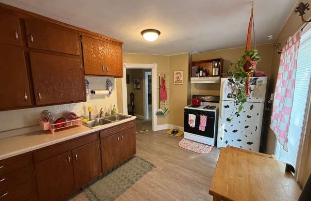 Spacious 1-Bedroom Upper Unit photos photos