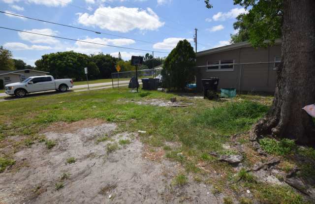 2 Bedroom 1Bath Duplex For Rent at 102 W Lancaster Road Orlando, FL 32809 Gallery 4