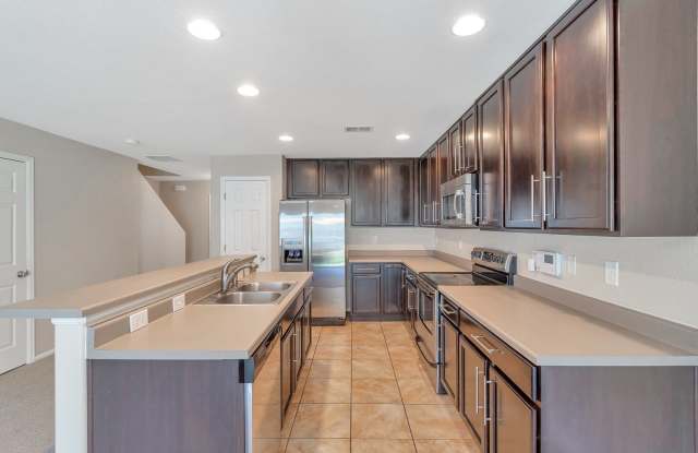 Green Valley Ranch 3BR | Walk-In Closet | Washer/Dryer | Reserved Parking Gallery 4
