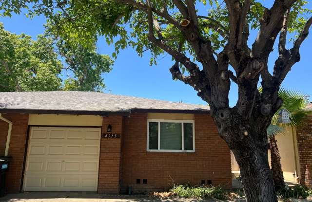 UPDATED 2 BEDROOM DUPLEX W/ PRIVATE YARD! - 4915 Orchid Way, North Highlands, CA 95841