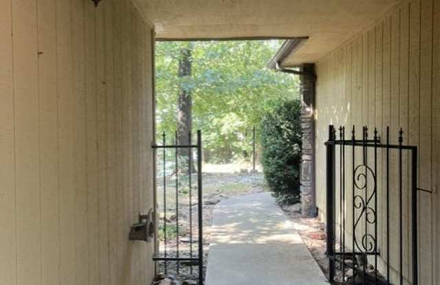 Bella Vista Close to Lake Windsor! Gallery 3