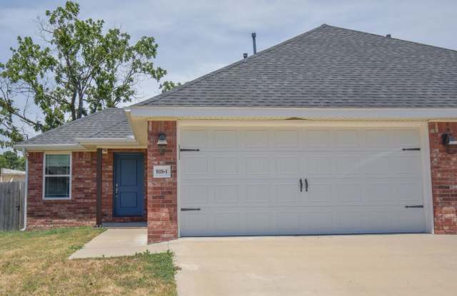 3 Bedroom 2 Bath in Prairie Grove - 818 Hindman Drive, Prairie Grove, AR 72753 3 Bedroom 2 Bath in Prairie Grove - 818 Hindman Drive, Prairie Grove, AR 72753