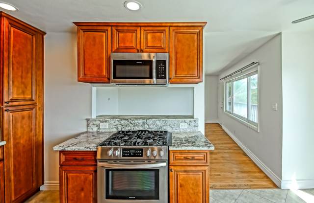 Spacious Three Bedroom Three Bathroom Two-Story Apartment With Private Pool Access And Balcony With Pool View. Gallery 3