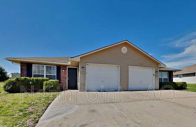 301 NW Woodbury Dr photos photos