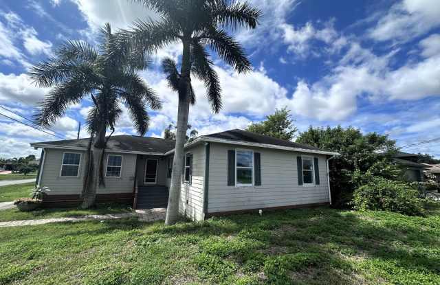 Spacious 4-Bedroom + Den Home with Modern Kitchen  Large Yard – Lehigh Acres - 4201 21st Street Southwest, Lehigh Acres, FL 33976
