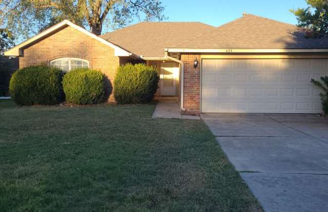 Loads of Room! 3 beds & Den! Storm Shelter! Gallery 4
