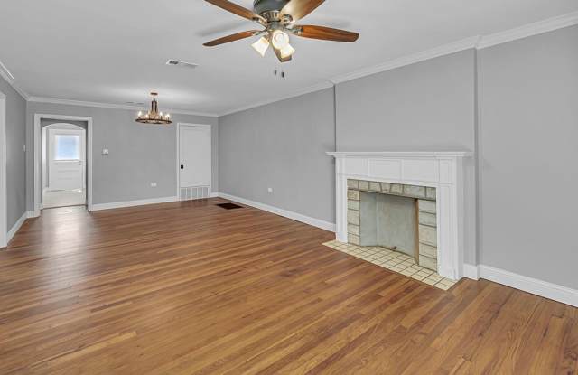 Newly Updated 2BD 1BA Duplex Home - Available Now! Gallery 4