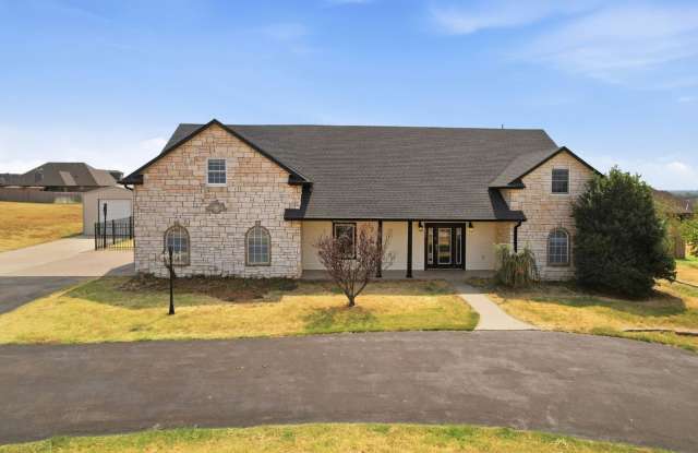 Large 5 Bedroom Home with In-ground Pool, Storm Cellar and Workshop Gallery 1