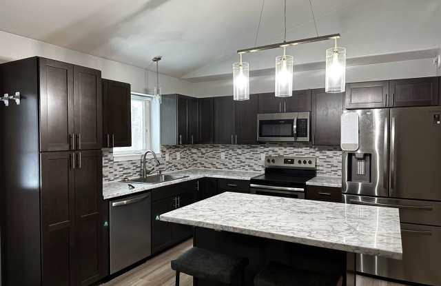 3 Bed/2 Bath/2 Car Garage/Pets Allowed Gallery 3
