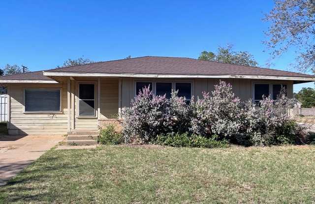 3 Bed / 1 Bath in Colorado City, TX — Original Wood Floors, Pantry & Laundry Room Gallery 1