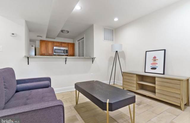 Welcome home to this 2Bd/1Bth lower-level apartment in Bloomingdale! photos photos