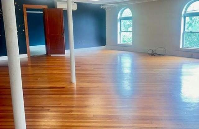 7 Wallingford Square Gallery 3