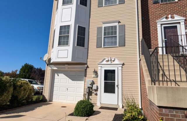 3 Level End Unit townhouse available mid October! photos photos