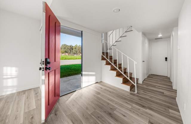 Large Renovated 3bed x 2.5bath Townhouse with Private Patio & 2-Car Garage Gallery 3