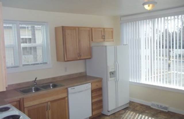 3 Bedroom/ 1.5 Bath House on West End Gallery 3