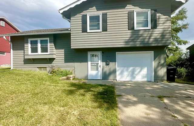 5617 N 69th St – Spacious 4 Bedroom Home for Rent in Omaha 68104 photos photos