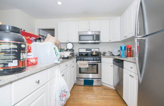 Brookline 3 Bed w/ Heat & Hot Water Included – Cats OK Gallery 3