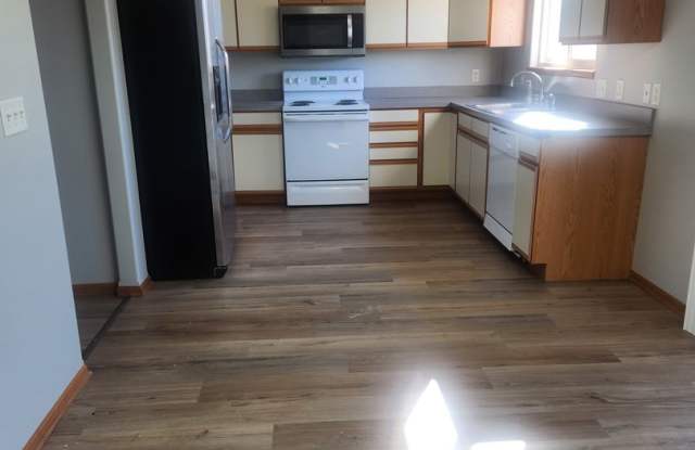 South Lincoln Townhouse with 4 bedrooms, 2 1/2 baths, and 2 stall garage. photos photos