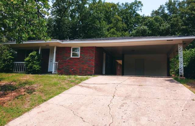 Nice Spacious 3 Bed 1.5 Bath House Total Electric. Yard Care Included. Fridge  Washer and Dryer can stay for $100 more pre month. - 1202 North 28th Street, Van Buren, AR 72956