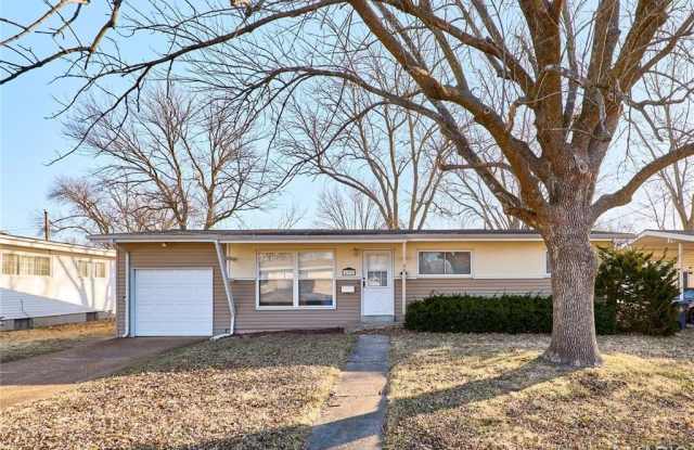 495 Versailles Drive photos photos
