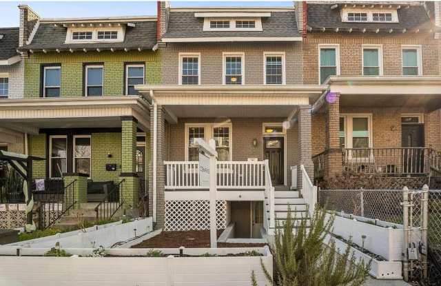 4 bed 3.5 bath. Parking! Pets Welcome! photos photos