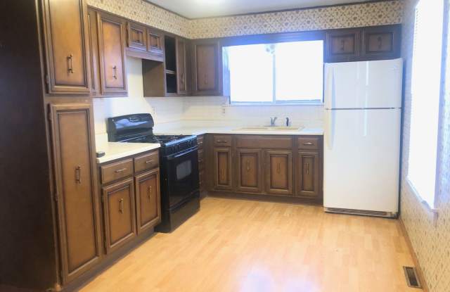 Neat 3 BR house in south Bloomington. Hardwood floors Gallery 3