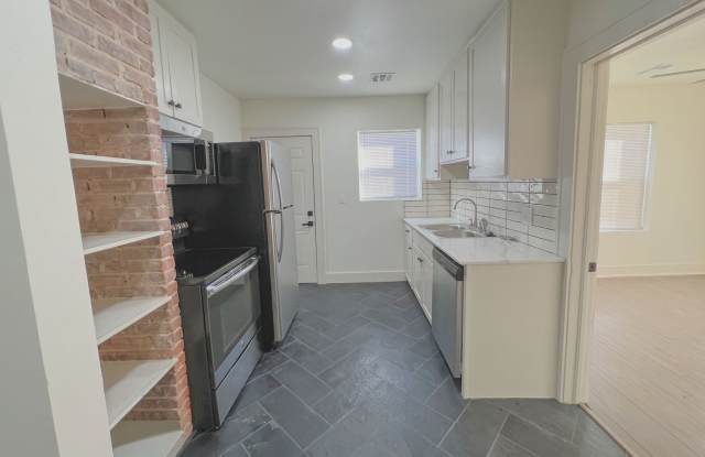 $500 OFF FIRST MONTHS RENT! Charming Duplex on 21st St. photos photos