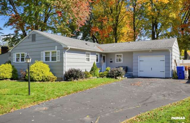 Charming 3BR House in Newington Gallery 1
