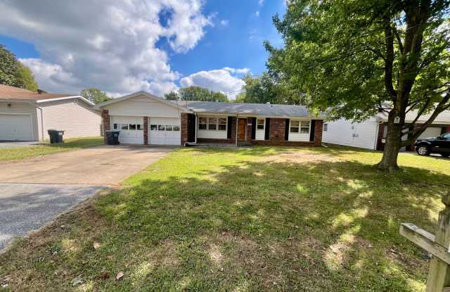 3 bedroom 1.5  bathroom with updated kitchen located in E Side of Springfield Gallery 1