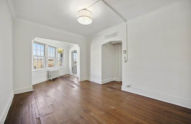 Must See! Charming, top floor studio unit in sought after Capitol Hill neighborhood!! Gallery 3