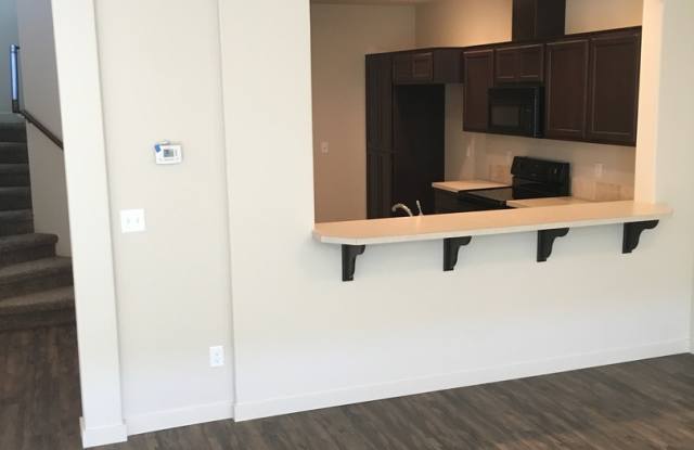 Three Bedrooms Plus Loft! Centrally located! Gallery 4