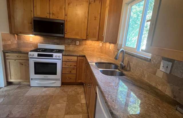 Light-Filled 3-Bedroom Home in Desirable North Boulder Gallery 3