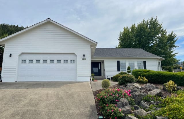 2885 W Juniper Court - 2885 West Juniper Court, Roseburg, OR 97471