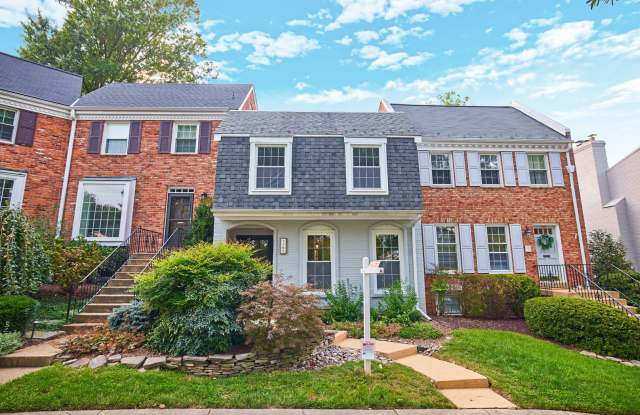 Stunning 3 Bed 2.5 Bath Townhome In Vibrant King's Manor - 1162 Wimbledon Drive, McLean, VA 22101